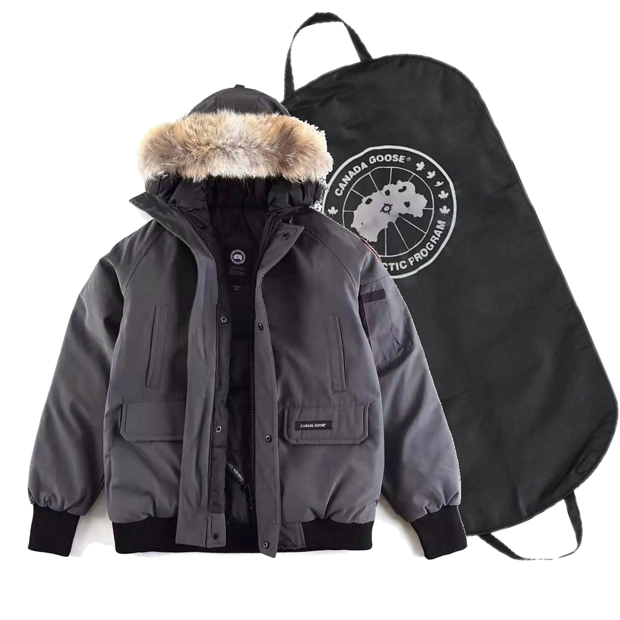 P780 with dust bag) Canada Goose Canada Goose #Chilliwack 7999M bomber jacket short down jacket ➖ Genuine synchronous anti-counterfeiting chip sensor! ➖ Imported 21-count polyester-cotton blended original fabric [last year’s 16-count/18-count hard fabrics have been completely eliminated, this year all use 21-count genuine synchronous fabrics, the soft mid-strap feels delicate and textured], genuine synchronous Feather-Light 10D waterproof coating fabric, made of 84.5 polyester fiber and 15.5 cotton, 100% the best feel in the entire network! ➖ The genuine official website is synchronized with the national standard 80 white duck down, you can check the official website customer service, there will never be a series of misleading claims such as 90 down or goose down! ➖ Using the best nylon lining with double double-layer sealing design, velvet-proof No. 7 needle + grid-filled down ready-made garments, there is 100% no so-called velvet running! ➖ The cuffs are designed with thickened seamless threads, and the collar and pockets are lined with top-quality polar fleece to keep you warm and comfortable! ➖ Yoshida YKK provides original custom-made electroplated sliders. YKK two-way lockable zippers are tight and smooth and will not peel off paint! ➖ 3M composite guarantees that the Velcro is the same as the original, durable, and all accessories and hardware are custom-made! ➖ Imported BEHRINGER embroidery machine to customize the 10,000-needle embroidery logo, 98% of which can be reproduced to restore the original logo. You can check and compare on the official website! 01 models for men and women SIZE: XS S M L XL XXL